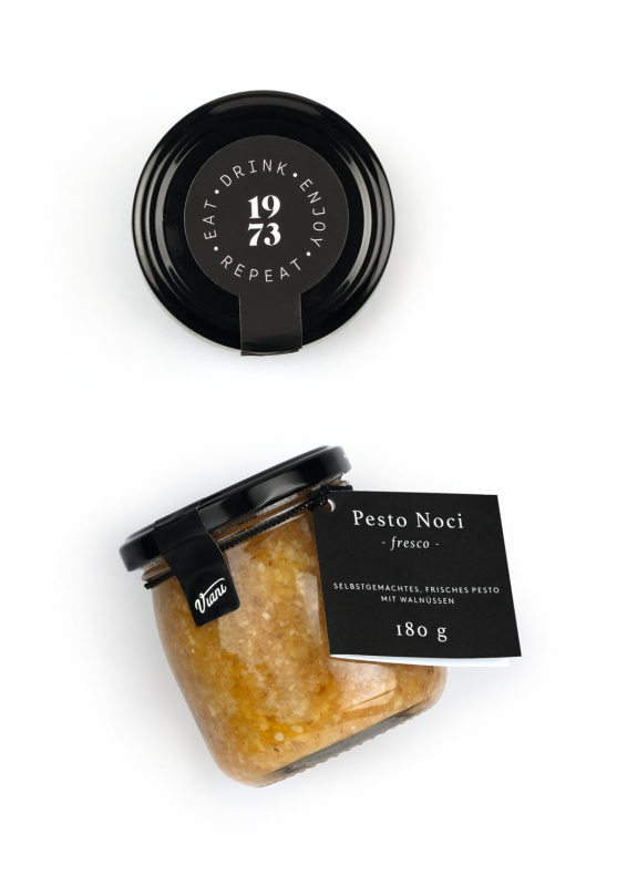 Frisches Walnusspesto aus Ligurien – traditionelles Pesto mit stückigen Walnüssen